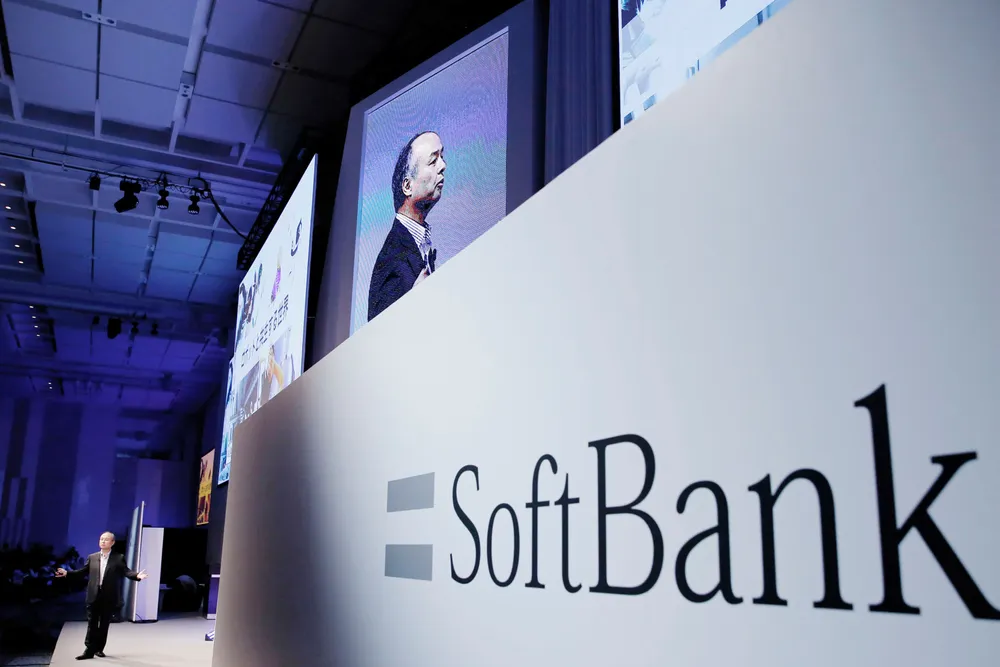 Softbanks gründer og toppsjef Masayoshi «Masa» Son (på podiet) har stått bak store investeringer i norske Kahoot og Autostore. Nå har han røket uklar med én av sine nærmeste medarbeidere.