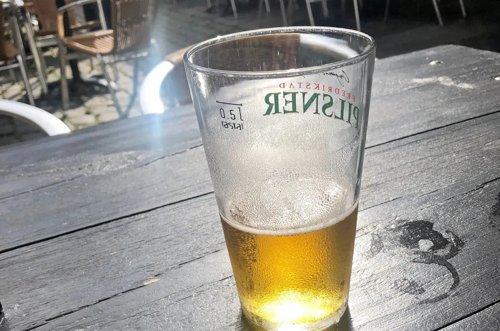 Selv små mengder alkohol gir promille på 0,22. En kokk ble sagt opp fordi han hadde det. Nå går saken i retten.