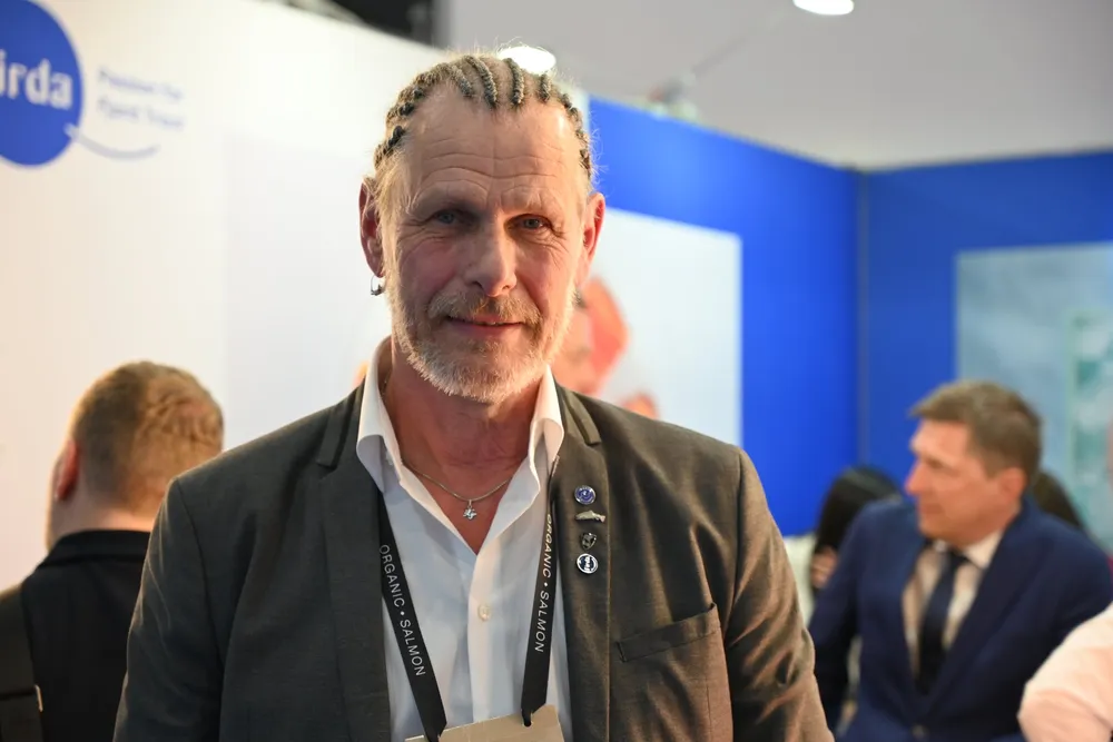 Oppdrettsmilliardær og eier av Firda Seafood Group, Ola Braanaas, mener regjeringens forslag er «en måte å unngå problemene med skatten», og kaller det «redningsplanke». Her under sjømatmessen i Barcelona tidligere i mai.