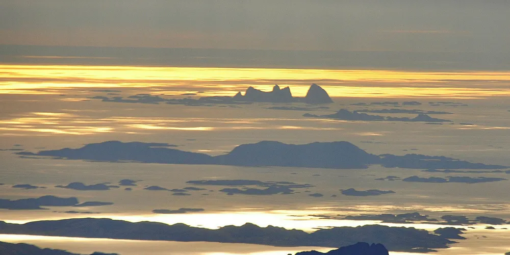 Nordlands gullkyst. Træna lengst ute.