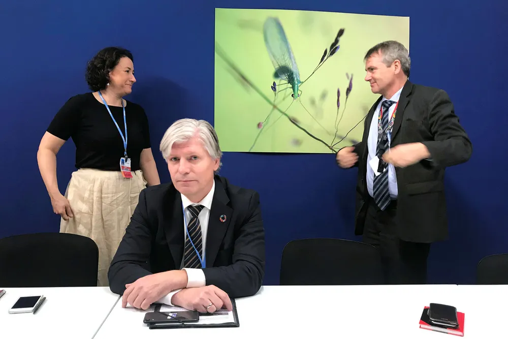 Klimaminister Ola Elvestuen (foran) er på klimamøtet Cop 25 i Madrid. Her sammen med Marianne Karlsen og Henrik Hallgrim Eriksen, nestleder og leder i Norges forhandlingsdelegasjon.
