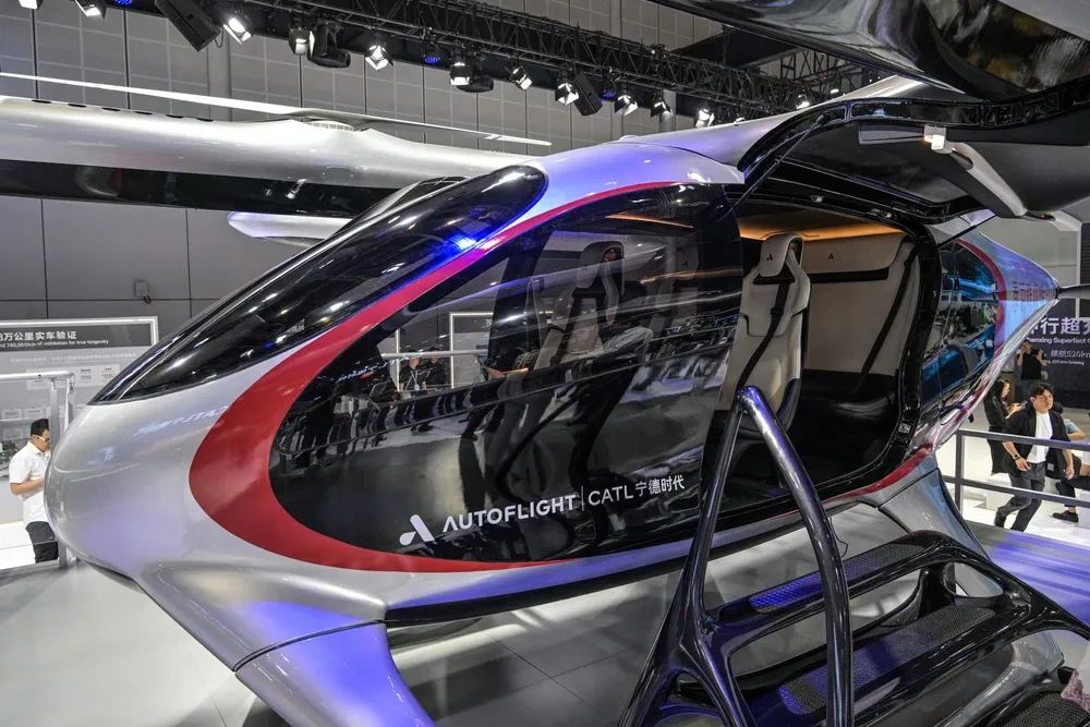 Kinesiske selskaper viser nye produkter og teknologi under Shanghai Automobile Industry Exhibition .