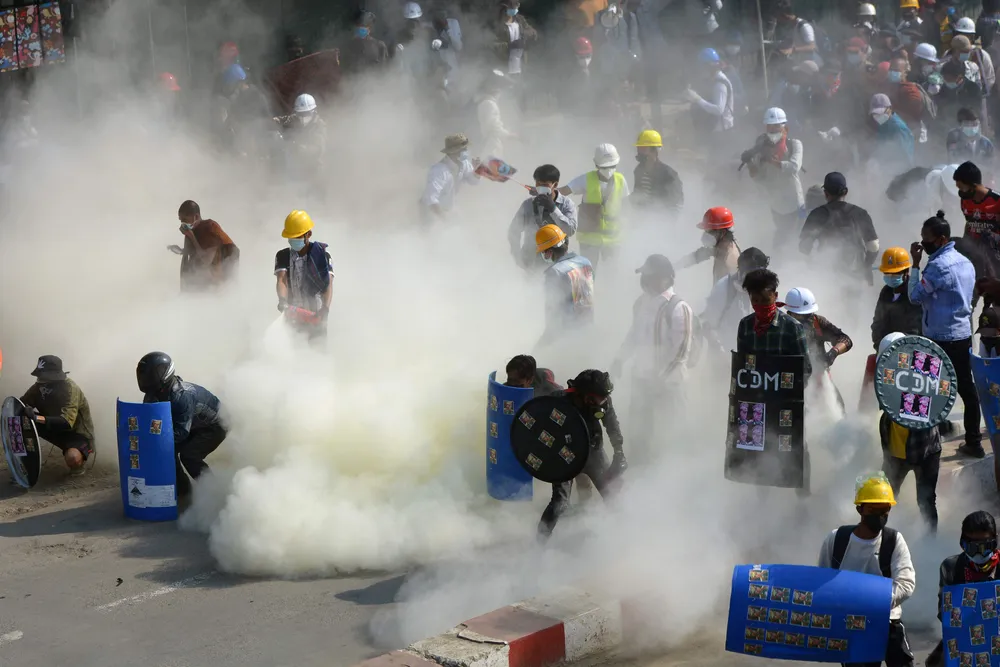 Det har vært en rekke demonstrasjoner etter militærkuppet i Myanmar i februar i fjor, her fra en demonstrasjon i mars 2021 da politiet brukte tåregass mot demonstrantene i byen Kale nordvest i landet. Telenor meldte i fjor sommer at det er i ferd med å selge sin mobilvirksomhet i landet.