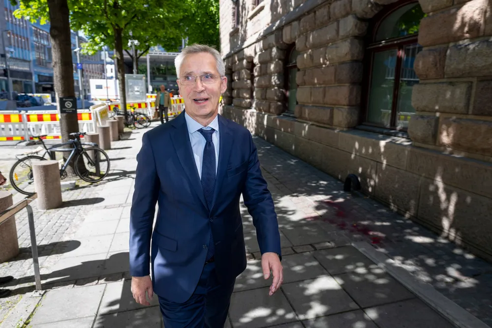 Jens Stoltenberg husker godt hva han skrev om det miljøindustrielle kompleks i selvbiografien da han trodde han var ute av norsk politikk. Nå må han som finansminister forsvare dyre klimatiltak fra Støre-regjeringen, men bare delvis.