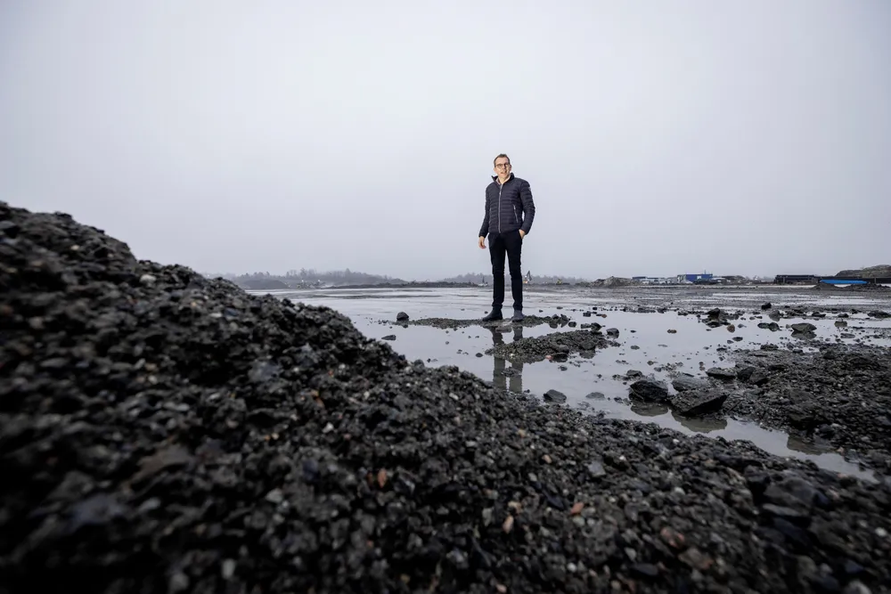 Konsernsjef i Agder Energi, Steffen Syvertsen (bildet), mener DN demoniserer statens aktive deltagelse i det grønne skiftet. Bildet fra tomten til Morrow Batteries.