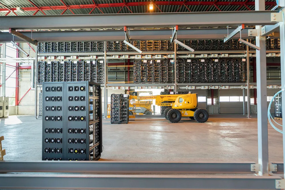 Den norske datasenterbedriften Kryptovault har en ordrebok på en milliard kroner. Nå varsler selskapet at driften stanses fra nyåret på grunn av at de ikke lenger får redusert elavgift.