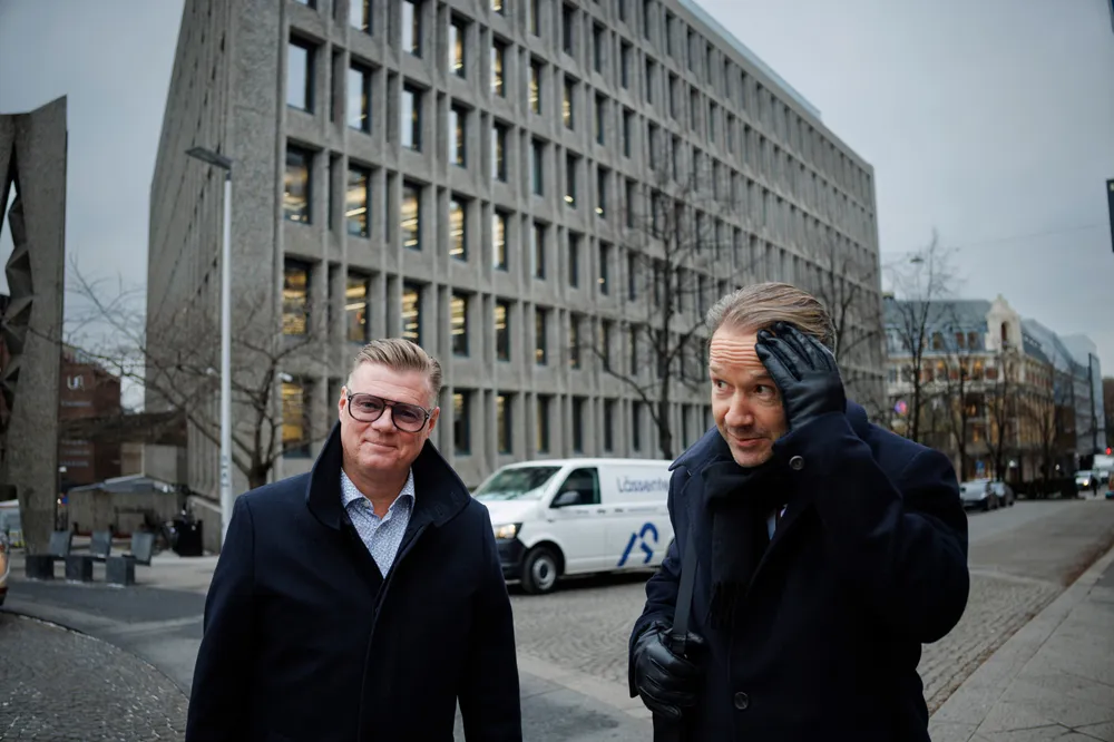 Jonas Palmqvist (til venstre) og Lars Erik Grønntun er sjef og styreleder i Paritee. Her avbildet foran Erling Viksjøs ikoniske trekantbygg på St. Olavs plass i Oslo, der deres første oppkjøp, GK, har hovedkvarter.