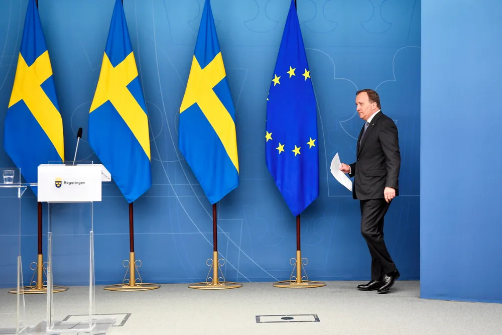 Veien ut. Statsminister Stefan Löfven (S) forlater riksdagen etter å tapt mistillitsavstemningen.