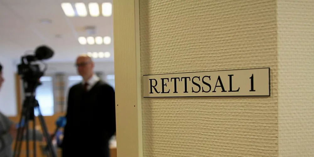 Styreleder i rederiet SIA North Star, Petris Pildegovich, forklarte seg på telefon i Øst-Finnmark tingrett i dag. Rederiets båt "Senator" er tiltalt for ulovlig snøkrabbefiske.Foto: Arne Fenstad
