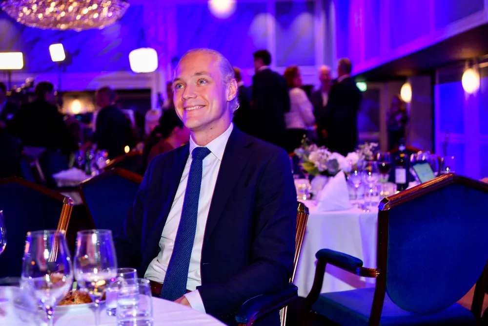 FpU-leder Simen Velle skinte i takt med lysekronene under Fremskrittspartiets valgvake på Hotel Bristol i Oslo mandag kveld. Det har han gode grunner til.