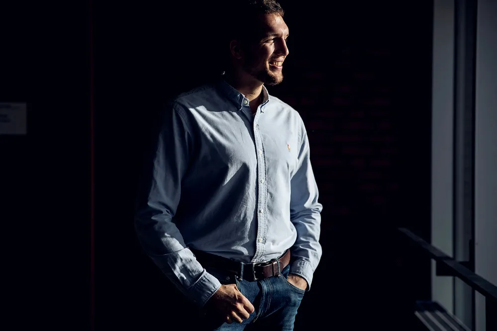 Nikolai Nyrud Gobel var med å starte, og er største enkelteier i, Kaupang Krypto. Han jobber alene på Startuplab i Oslo, mens resten av teamet jobber på Nedrekollektivet i Trondheim.