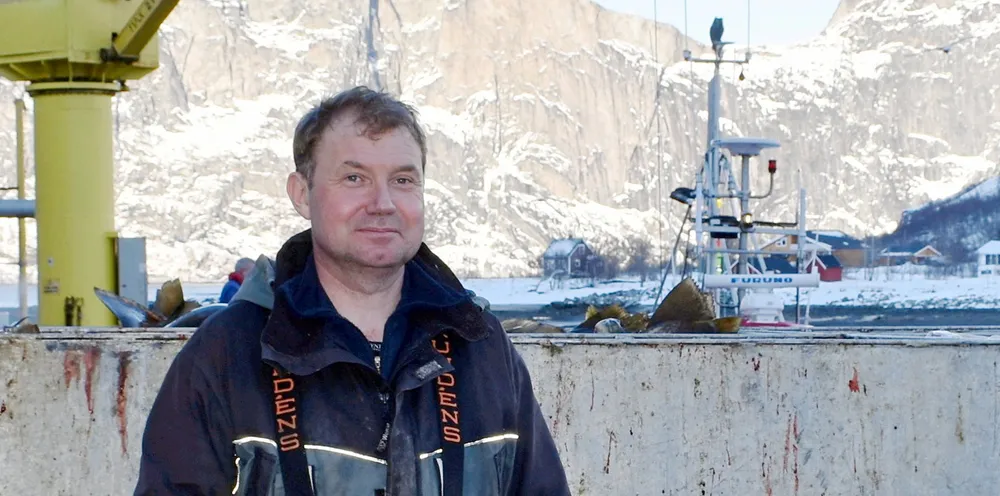 Fisker Johnny Haugen mener det er urettferdig at han og andre fiskere i den mindre kystflåten ramler utenfor koronastøtteordningene. Årsaken til at mange mister retten til kompensasjon er at de betaler lott i stedet for lønn.