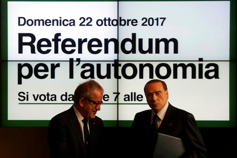 Den tidligere italienske statsminister, og leder for partiet Forza Italia, Silvio Berlusconi (til høyre), støtter folkeavstemningen om større selvstendighet for Lombardia og Veneto. Her er han avbildet sammen med Lombardias regionsleder Roberto Maroni. Foto: Luca Bruno/AP/NTB Scanpix