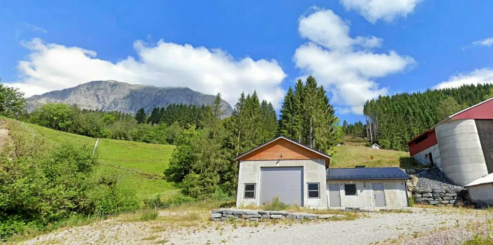 Kvamselva Kraftverk ligger i Bygstad i Sunnfjord kommune, og produserer 9 GWh årlig.