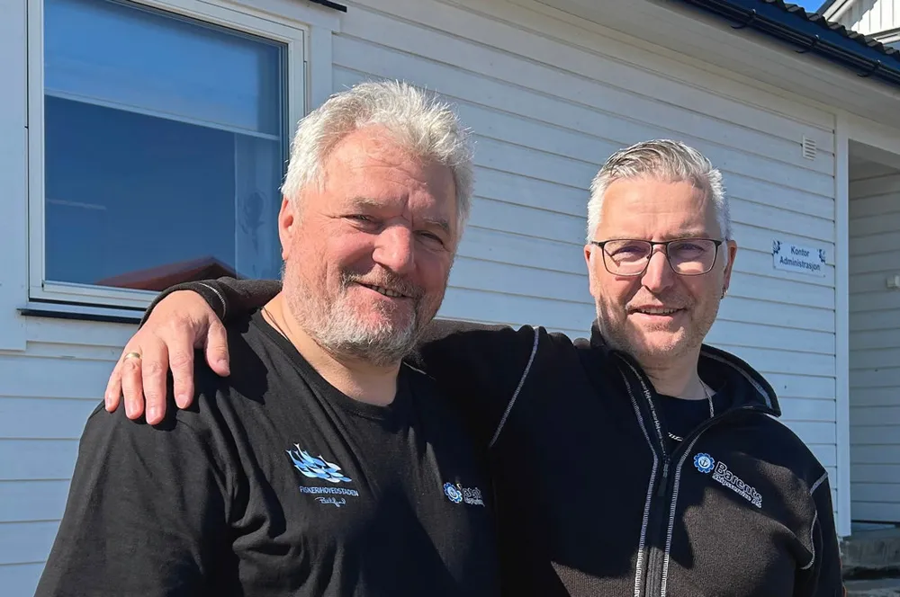 Daglig leder i Barents skipsservice Bjørn Aarnes til høyre, her med båtreparatør Nikolai Vaguine.