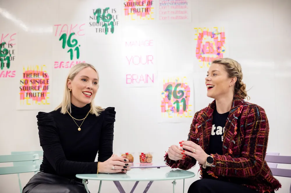 Madeleine Bjørnestad Røed (til høyre) og Christine Thorsen Kvaalen er gründerne bak Stack by me. I høst har de gått uten lønn i påvente av emisjonen.