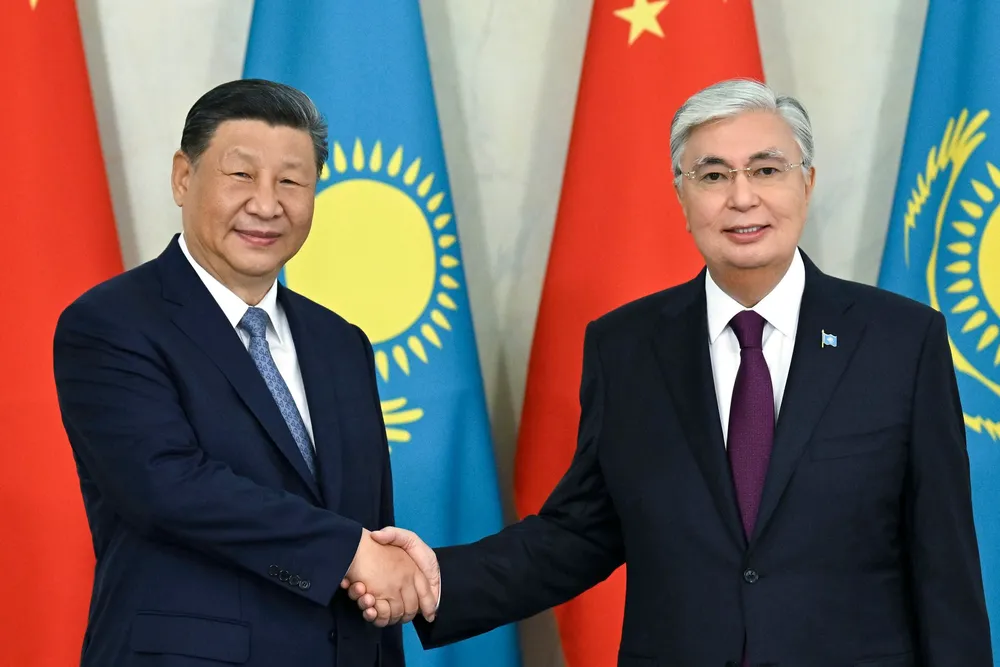 Chinese President Xi Jinping (left) and Kazakhstan President Kassym-Jomart Tokayev
