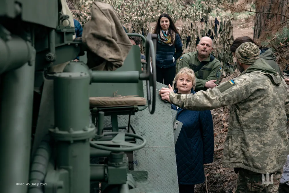 Høyre-leder Erna Solberg besøkte 45. artilleribrigade ved fronten i Ukraina. I bakgrunnen Irene Avetisian fra Peoples Self Defence Lviv, en lokal partner for Fritt Ukraina.