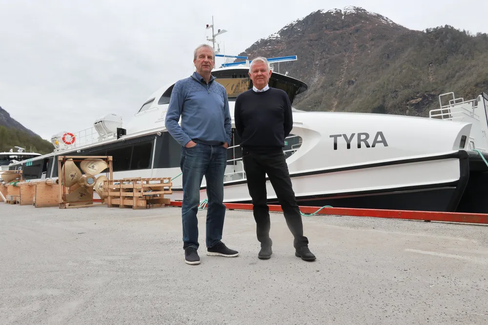 – Gi oss 14 dager, ber tidligere styreleder Gustav Johan Nydal i Brødrene Aa. Her på kaia i Hyen sammen med administrerende direktør Tor Øyvind Aa. Båten «Tyra» er en av tre båter som skulle gått til Norled i Trondheim.