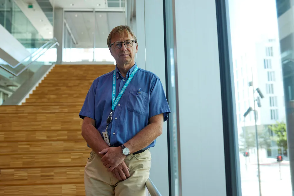 Geir Molvik i Cermaq vil gjerne ha nye ingredienser i laksefôret, men ikke for enhver pris.