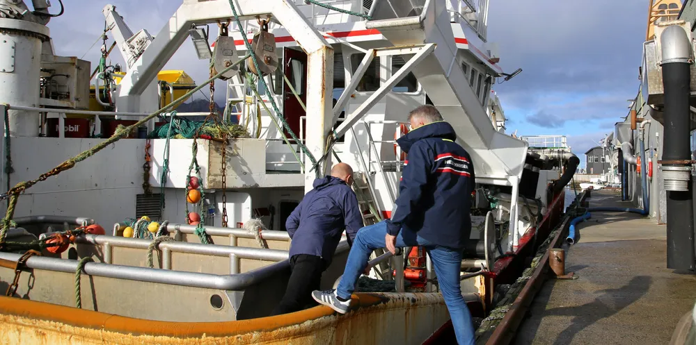 Vi mener fisken best forvaltes ved å bli fiska som stor fisk av kystfiskere og tatt imot av lokale fiskemottak langs kysten, skriver MDG. Bildet viser Bjørnar Skjæran på besøk på Myre i Vesterålen for å få innspill i arbeidet med ny kvotemelding.