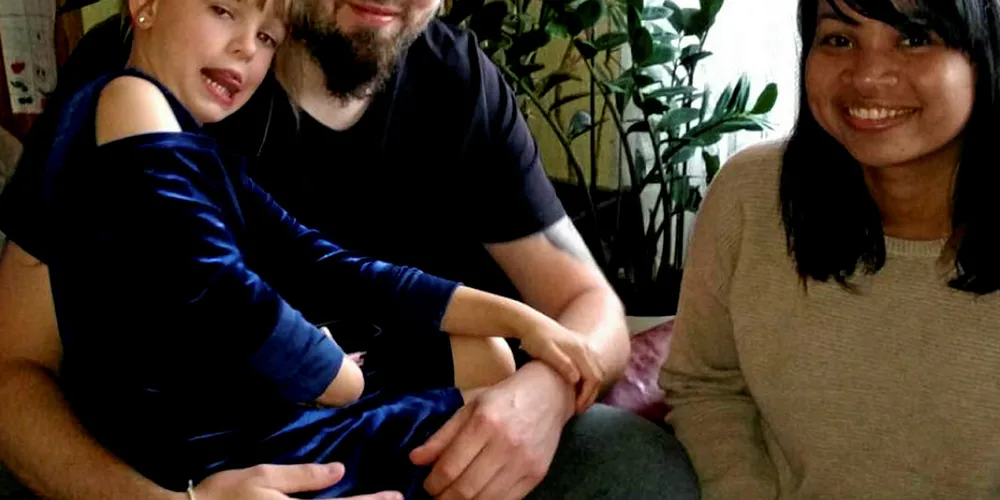 SKADET UNDER GARNFISKE: Roar Einarsen, pådro seg en skade i forbindelse med garnsetting om bord på garnbåten «Berglibuen» i 2016. Her sammen med datter Elena og kona Earn Einarsen.