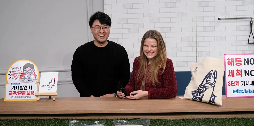 Å handle fersk fisk på nett har blitt en suksess. Fisken vises fram til seerne, og folk bestiller direkte. Her med Se Young Choi fra Korea Pelagic og Mia Sætre Bernhardsen fra Norges sjømatråd.
