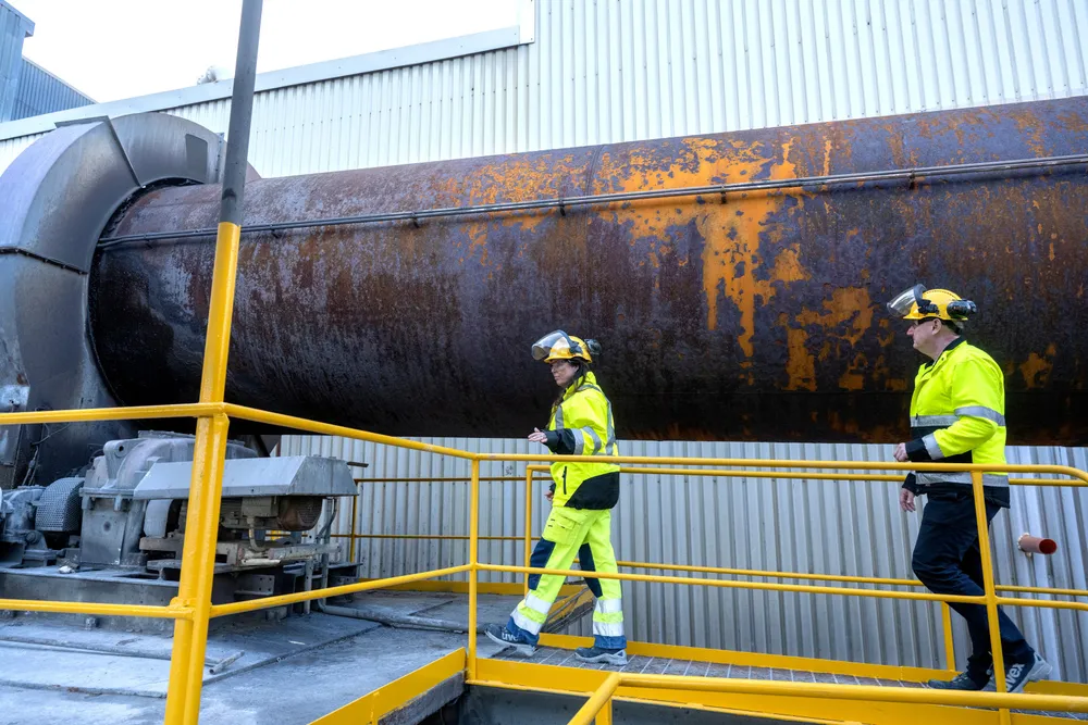 Forrige uke ble det kjent at Kronos Titan nedskalerer produksjonen med en tredjedel og flytter den til Tyskland – som et kortsiktig grep etter omfattende gasstøtte i Tyskland. Her går Hanne E. Ramberg, QHSE-ansvarlig og Jan Klauset, administrerende direktør, langs en 60 år gammel glødeovn som nå er nedstengt.