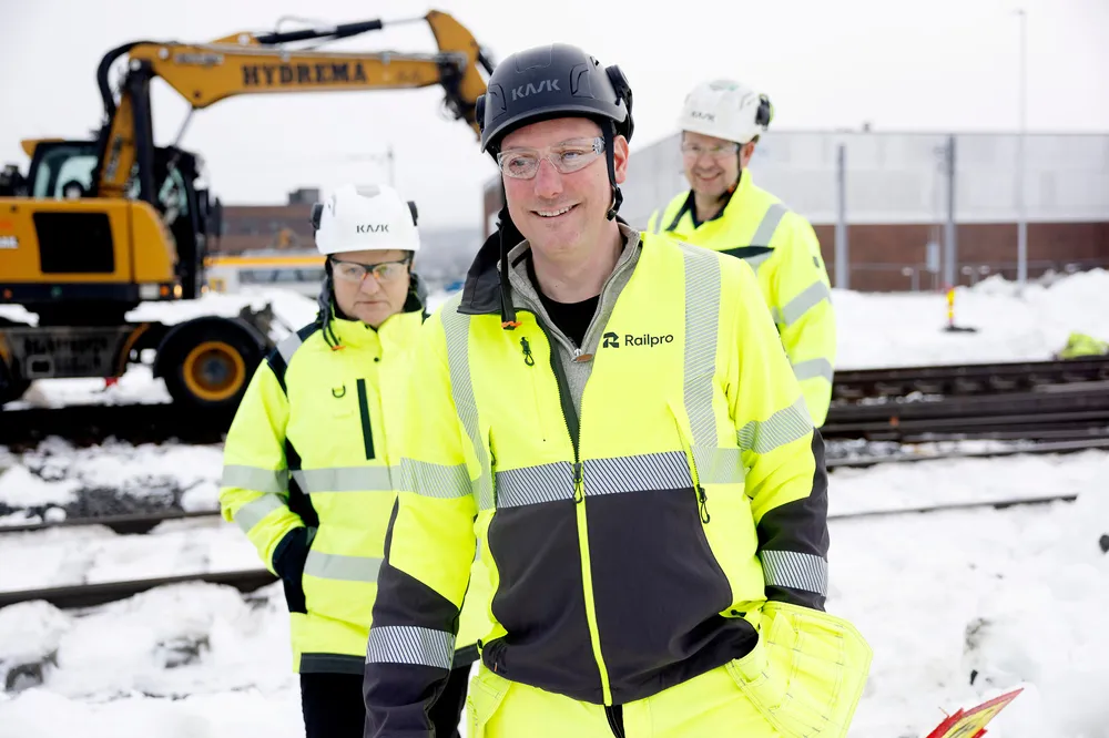 – Vi har betydelige vekstambisjoner i 2025, sier daglig leder Kenneth Poulsen i Rail Production i midten i bilde. På venstre side står styreleder og medgründer Gjermund Sogn, mens prosjektleder Geir Langerud står til høyre.