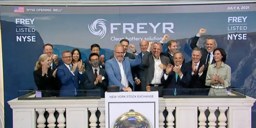 I sommer ringte Freyr med klokken på verdens største aksjemarked, New York Stock Exchange. Nå rykker drømmen om batterifabrikk i USA litt nærmere. Freyr-sjef Tom Jensen med børsbjellen Styreleder Torstein Dale Sjøtveit til høyre for Jensen.