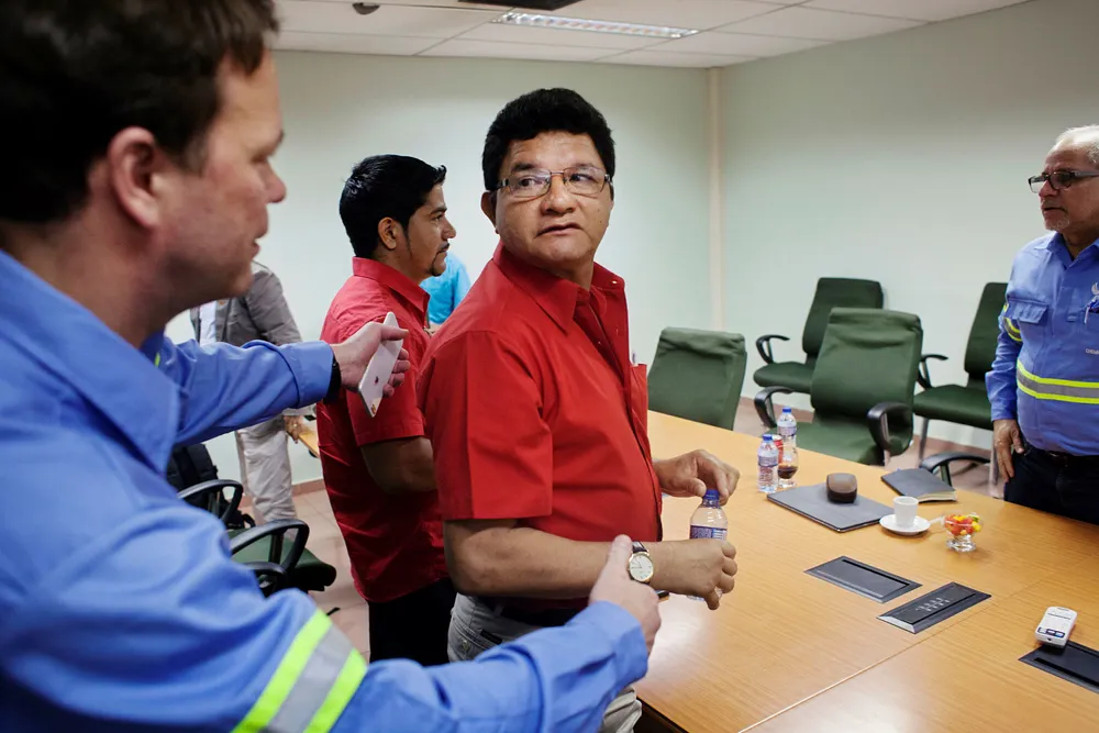 – Hydro mangler en god forhandler, sier presidenten i fagforeningen ved Hydros Alunorte-anlegg i Brasil, Gilvandro Brigida (i midten). Bildet er fra det første møtet mellom fagforeningene og Eivind Kallevik (til venstre), da han i mars for første gang besøkte anlegget som ny, midlertidig leder for Hydros bauksitt og alumina-virksomhet. Stillingen er senere overtatt av John Thuestad.