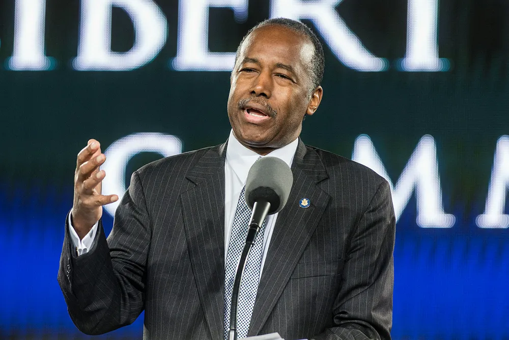 Boligminister Ben Carson trekker de lange historiske linjene og ser en sosialistisk konspirasjon som vil ødelegge Amerika.