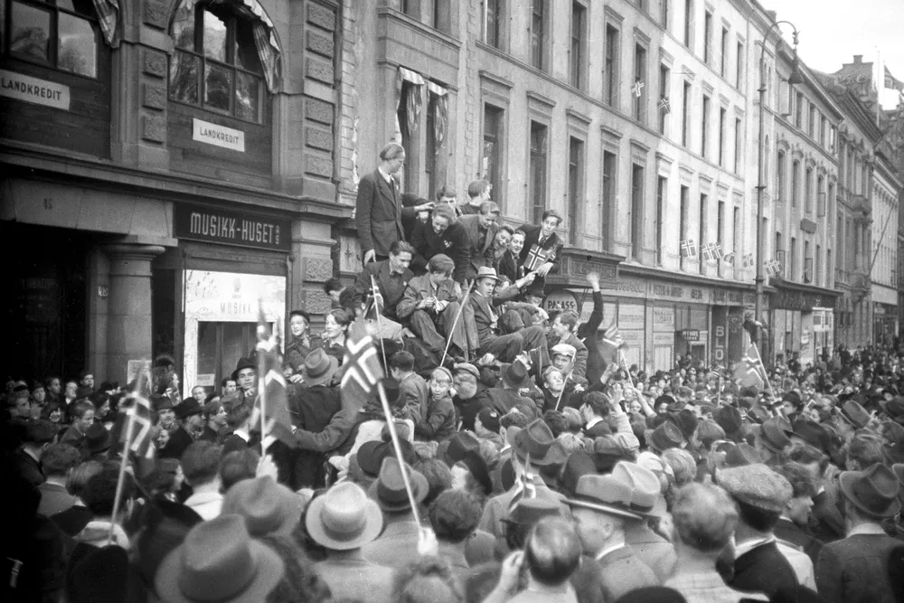 75 år etter blir det ingen storslagen feiring av frigjøringsdagen. Vi står i en ny, helt annen type krise, skriver Kjersti Fløgstad i innlegget. Her fra Karl Johans gate på frigjøringsdagen 8. mai 1945.