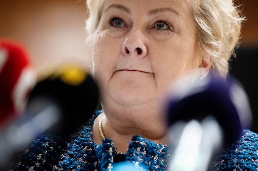 Erna Solberg blir angrepet av Jonas Gahr Støre for å ha brutt valgløfte.