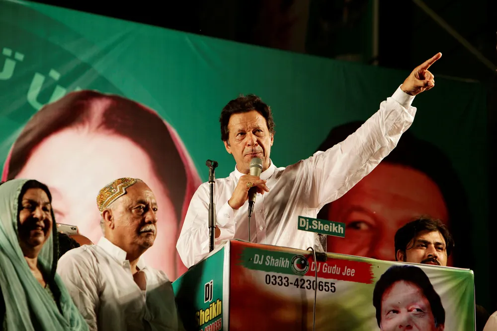 Den tidligere cricketlegenden og playboyen Imran Khans parti Pakistan Tehreek-e-Insaf er den store utfordreren under valget i Pakistan på onsdag. Khan skal ha støtte fra militæret. Foto: K.M. Chaudary/AP/NTB Scanpix