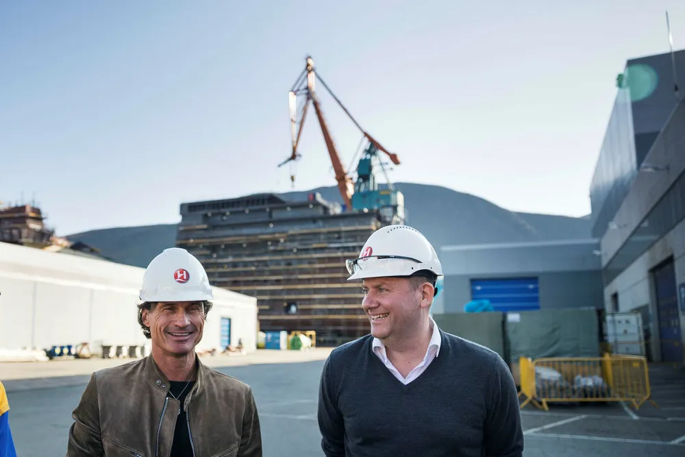 Hotellinvestor Petter Stordalen besøkte Kleven Verft i Ulsteinvik i september. Bak ham er første modul av MS «Roald Amundsen», som senere er sjøsatt, men forsinket. Til høyre er Hurtigruten-sjef Daniel Skjeldam. Foto: Per Thrana