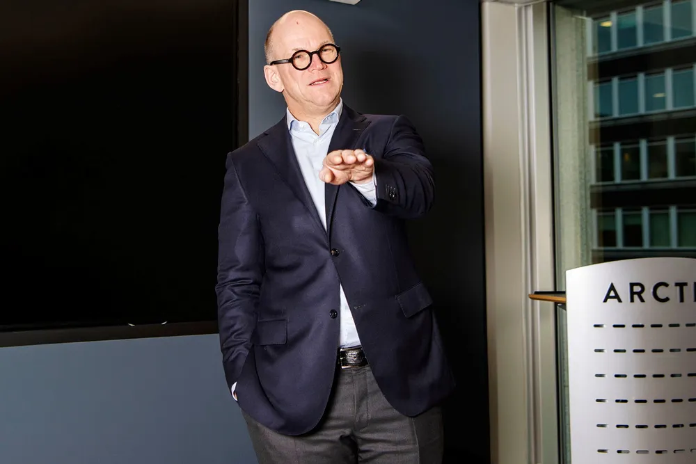 Arctic Securities, hvor Mads Syversen er sjef, er blant Norges største meglerhus. Finanstilsynet innledet sine undersøkelser etter flere artikler i DN om ansattes egenhandel og eksponeringen mot vindkraftselskapet Emergy.