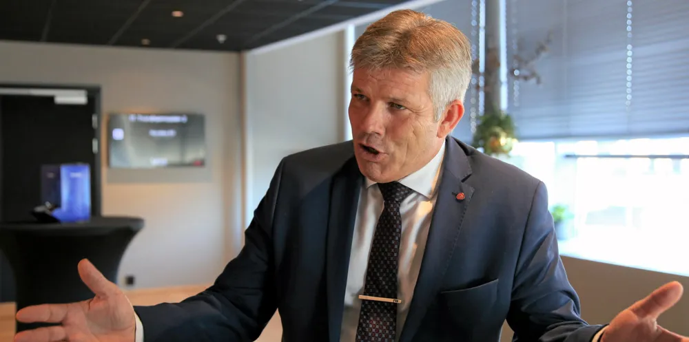 Fiskeridirektoratets kontor i Bergen skal fortsatt ha status som hovedkontor, slår fiskeriminister Bjørnar Skjæran fast.