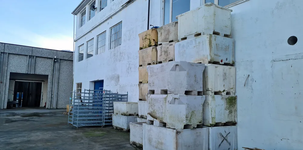 I disse lokalene på Moltustranda på Sunnmøre drev Atlantic Seafood sin virksomhet. Det er samme anlegg som Sunsea i sin tid drev i. Bildene er tatt i januar 2023, noen måneder etter det sist ble produsert laks i deler av lokalene.