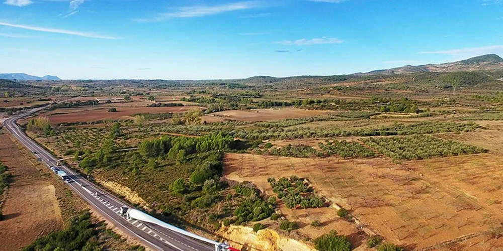 A drone followed the largest blade ever transported in Spain, from LM Wind Power's factory to Castellón Port