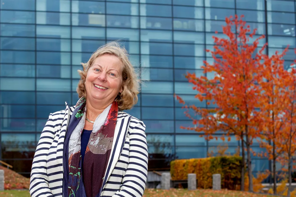 Berit Svendsen, direktør for Telenor Norge, ser for seg at kostnadene til utbygging av fiberbredbånd kan kuttes med en fjerdedel om de nye gravereglene vedtas. Foto: Javad Parsa