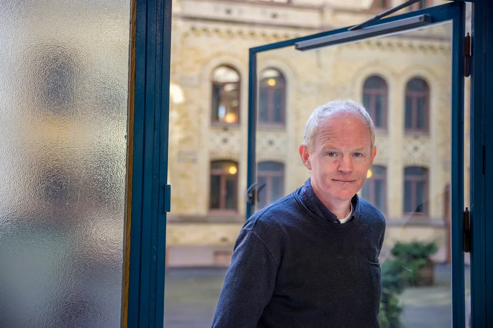 Lars Haltbrekken (SV) sier det er «svært uansvarlig å svekke kampen mot klimakrisen, slik Sp nå foreslår, og totalt uaktuelt for SV å være med på.»