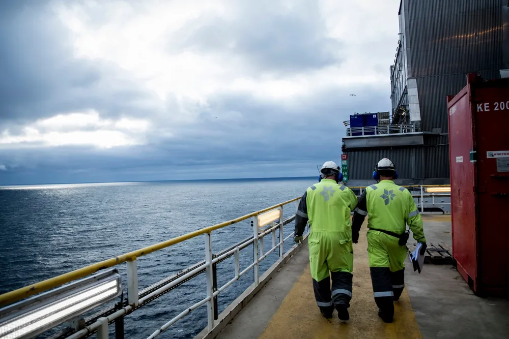 I åpningshandelen steg hovedindeksen litt over en prosent og svingte over 1600 poeng for første gang, mye takket være et løft i oljeprisen. Her fra olje- og gassfeltet Troll.
