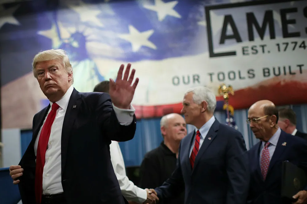 President Donald Trump foran visepresident Mike Pence og handelsminister Wilbur Ross under en tur til Harrisburg i Pennsylvania tidligere i år. Foto: Carlos Barria/Reuters/NTB Scanpix