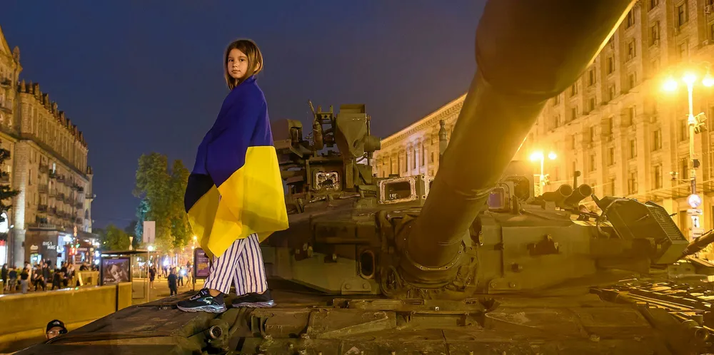 De prisene vi ser i dag kan delvis forklares av magasinfylling og elektrifisering av samfunnet, men hovedårsaken er krigen i Ukraina, og de følger det har fått for Europas samarbeid med Russland. Bildet er fra Kyiv, der en forlatt russisk tanks er en del av en utstilling om krigen.