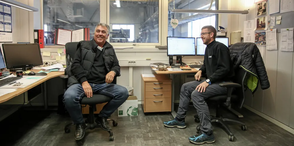 John Sverre Lorentzen (til venstre) har ledet familiebedriften Lorentzen Hydraulikk i nærmere 40 år. Han har trappet ned, mens sønnen Rolf Kåre har tatt over som daglig leder.