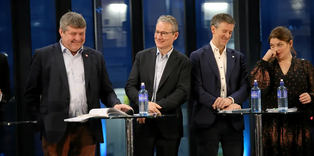 Fra venstre: Bengt Rune Strifeldt (Frp), Olve Grotle (H), kommunalminister Erling Sande (Sp) og fiskeriminister Cecilie Myrseth (Ap). Fiskeribladet erfarer at regjeringspartiene ikke skal ha vist særlig vilje til forhandlinger med høyresiden om kvotemeldingen.