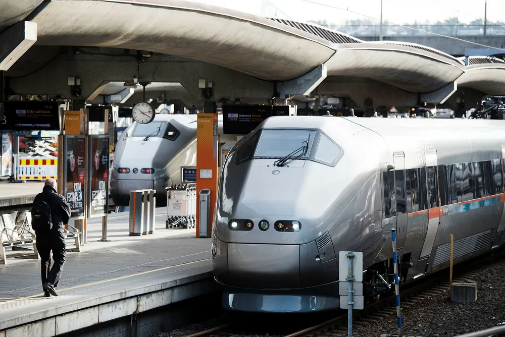 Både NSB og Flytoget får frakte passasjerer til Gardermoen i dag, men NSB mener det er for liten anledning til å debattere Flytogets stilling i markedet.
