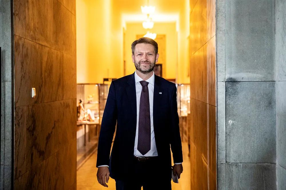 Eirik Lae Solberg (H) går hardt ut mot Aps Hadia Tajik. Han mener forslaget om å fjerne momsfritaket på elbiler vil gjøre det mindre attraktivt å kjøre elbil.