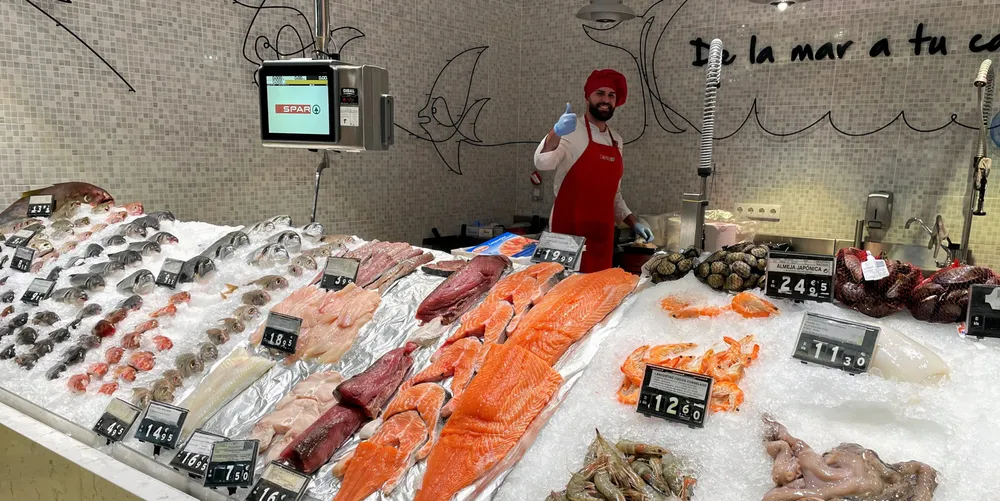 Bugnende fiskedisk på Gran Canaria sist lørdag. Lakseprisene er fortsatt høye, noe også kundene merker i butikkene.
